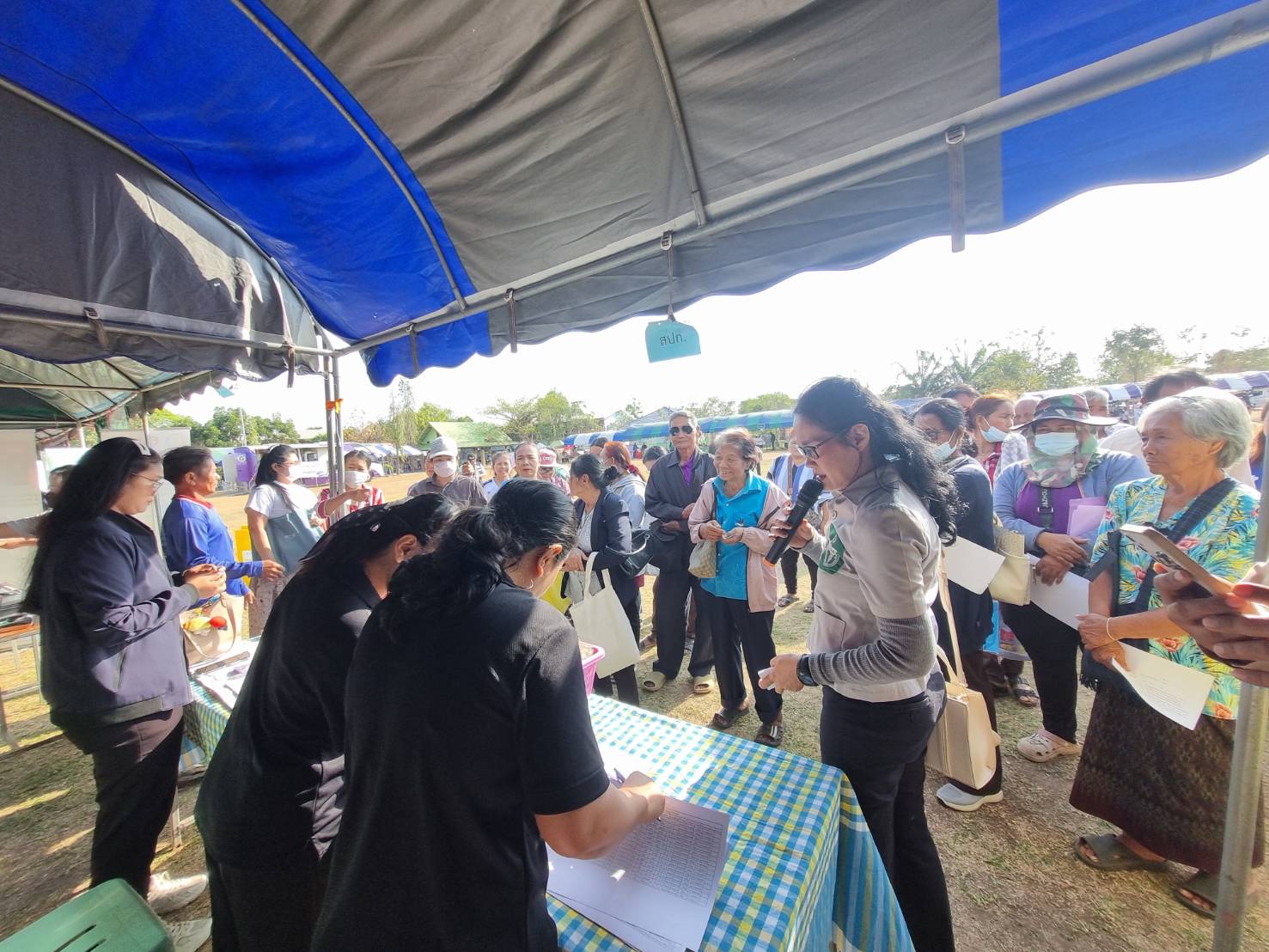 title - วันศุกร์ที่ 20 กุมภาพันธ์ 2569 นายประเสริฐ กาญจนเกียรติกุล ปฏิรูปที่ดินจังหวัดบุรีรัมย์ มอบหมายให้นางนวลละออง ชูมาตย์ ผู้อำนวยการกลุ่มยุทธศาสตร์ฯ พร้อมด้วยเจ้าหน้าที่ ส.ป.ก.บุรีรัมย์ ร่วงงานหน่วยแพทย์ พอ.สว. และโครงการบำบัดทุกข์ บำรุงสุข วิถีใหม่ สร้างรอยยิ้มให้ประชาชน